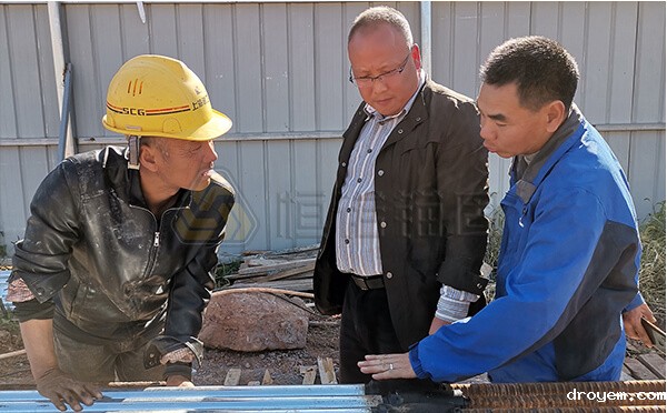 项目现场与客户沟通施工方案