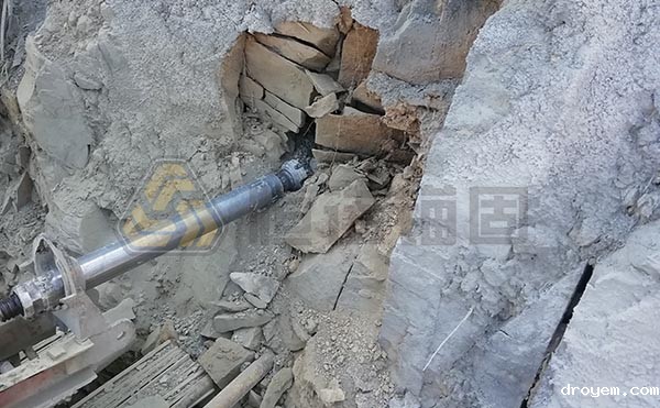 难成孔的破碎岩层