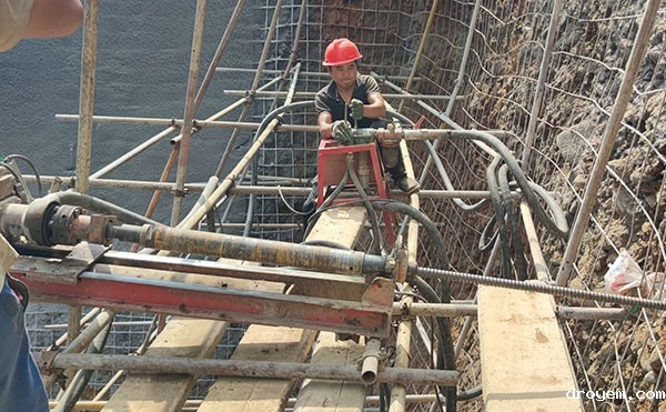 自钻式中空注浆锚杆施工