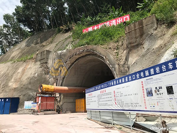 曼木树隧道自钻式管棚超前支护项目全景