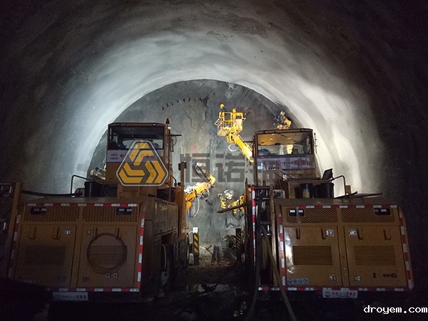 三臂凿岩台车 三臂凿岩台车