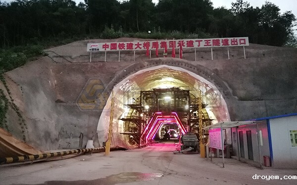 张吉怀铁路丁王隧道自钻式管棚支护项目