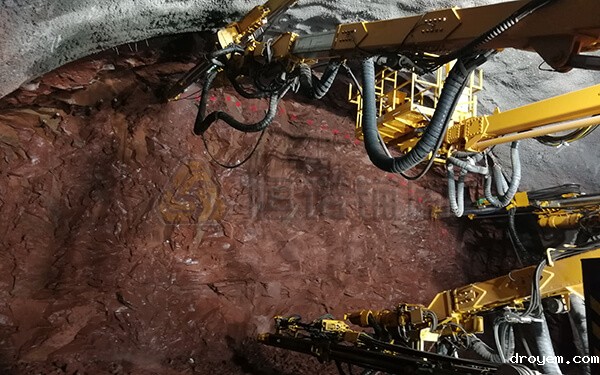 张吉怀铁路丁王隧道自钻式管棚支护项目三臂凿岩台车