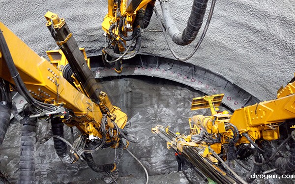 郑万高铁向家湾隧道自钻式管棚支护项目三臂凿岩台车