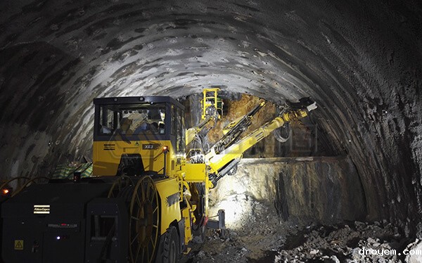 郑万高铁杏桥坪隧道自钻式管棚支护项目