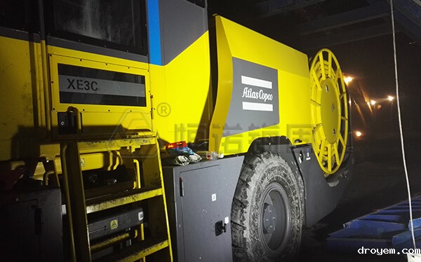 巴东隧道自钻式管棚超前支护项目三臂凿岩台车