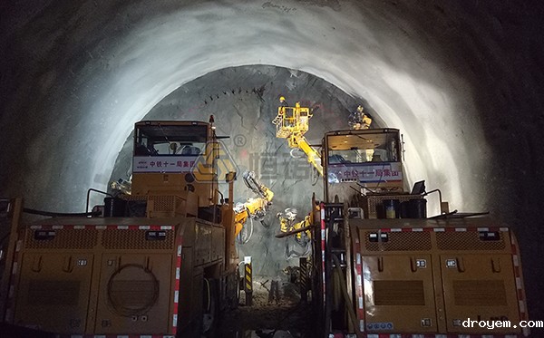 两台凿岩车同时进行自钻式锚杆钻进施工 两台凿岩车同时进行自钻式锚杆钻进施工