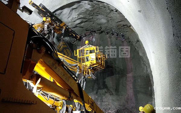 自钻式管棚钻进施工 自钻式管棚钻进施工