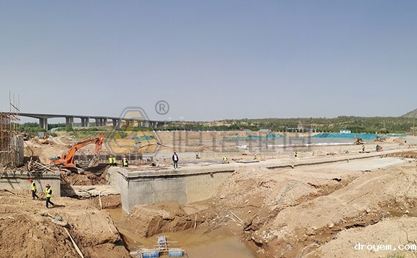 三门峡市灵宝弘农涧河液压坝自钻式锚杆基础加固项目全景