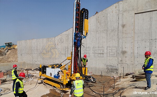 三门峡市灵宝弘农涧河液压坝自钻式锚杆基础加固项目钻机施工现场