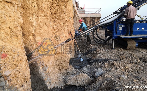 自钻式锚杆施工现场 自钻式锚杆施工现场