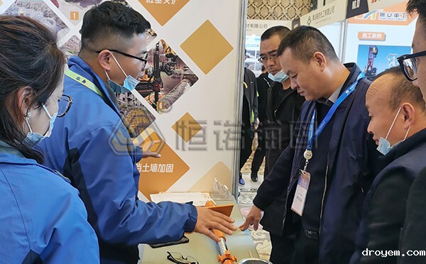 我司参展人员为客户讲解自钻式锚杆产品知识