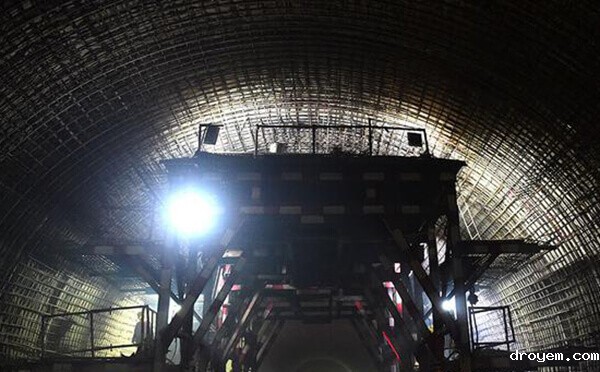 青岛海底隧道施工现场 仿佛自钻式锚杆在海底隧道中的应用