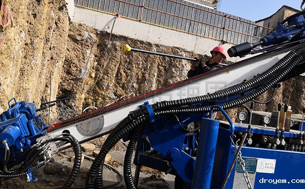 自钻式锚杆施工